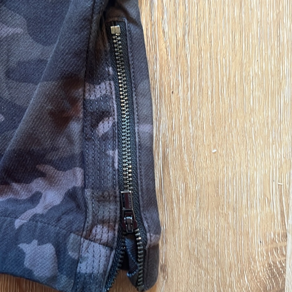Athleta Farallon Jogger Pant Women's Size 4 Zip Ankle & Pocket Camo Camouflage - Picture 10 of 11